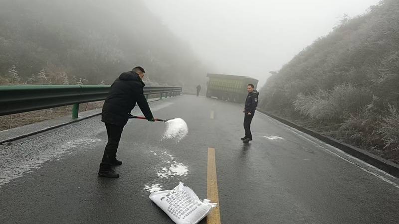 道路凝凍 貴州金沙多部門快速響應 全力保障道路安全暢通