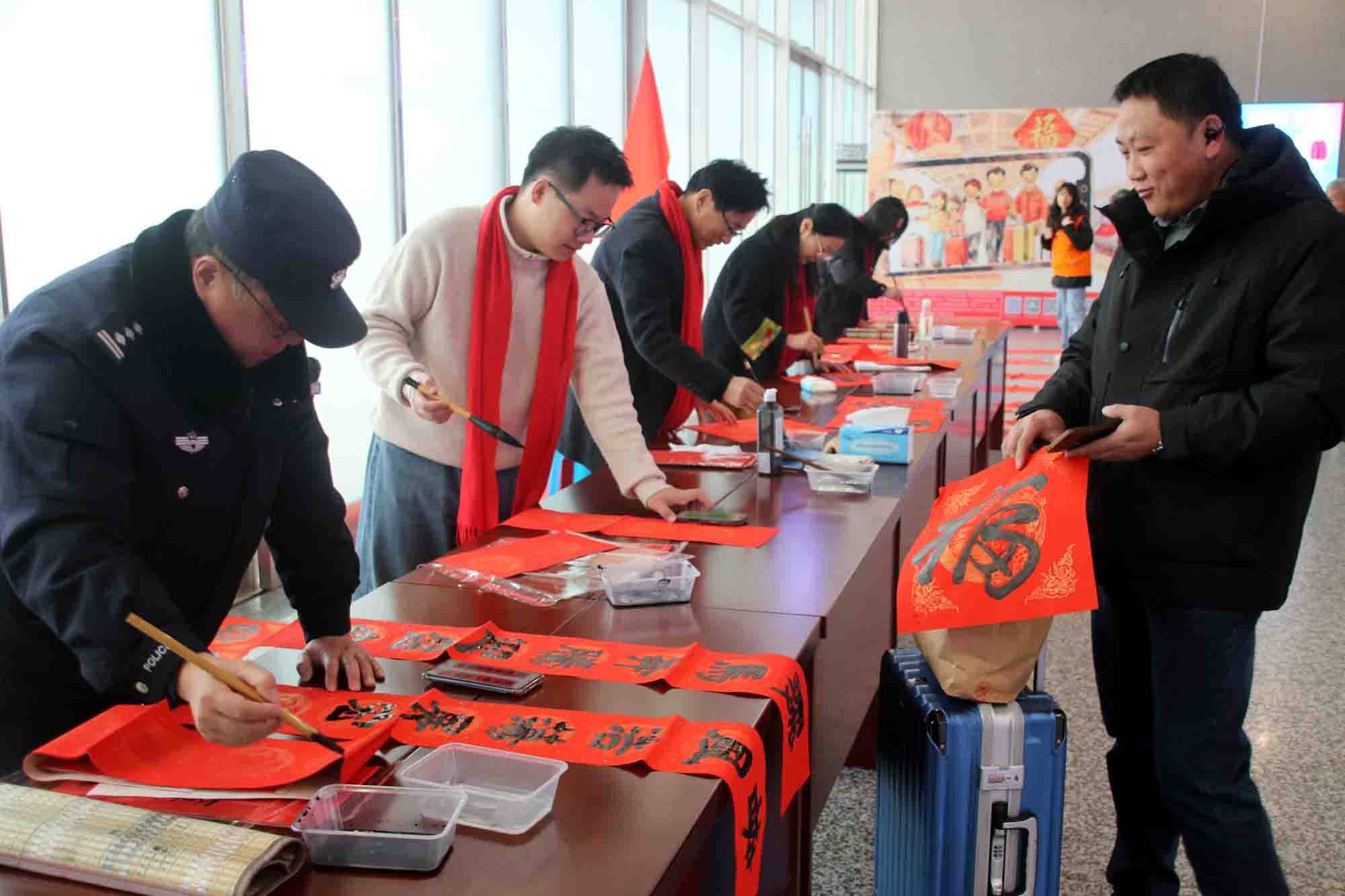 蘇州：相城區書法家揮毫送“福” 情暖返鄉旅途
